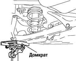 Установка домкарата под нижний рычаг