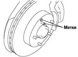 Нанесение меток на болт ступицы и тормозной диск